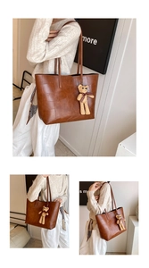 Dettagli della borsa tote vintage marrone con ciondolo a orso e sciarpa a pois