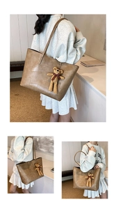 Dettaglio della grande borsa tote retrò con trama patchwork e ciondolo orsetto in maglia
