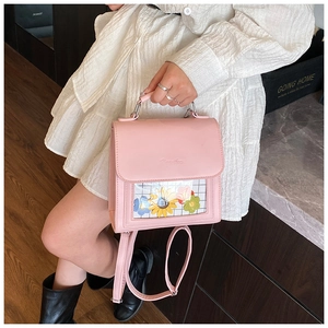 Dettaglio borsa in ecopelle rosa con finestra trasparente e decorazioni floreali