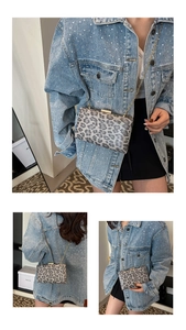 Dettaglio della pochette leopardata rigida con cornice dorata e tracolla a catena chic