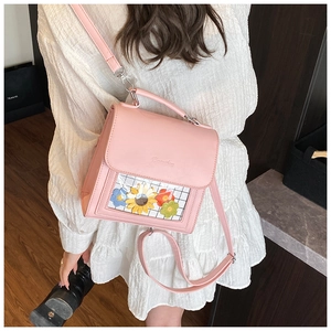Dettaglio dello zaino in pelle PU rosa con finestra in PVC e decorazioni di girasoli