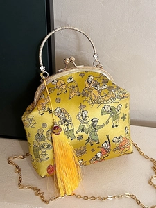 Sac à main élégant en satin brodé chinois avec motif traditionnel et bandoulière dorée