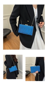 Dettaglio della borsa leopardata blu con cornice in metallo dorato e tracolla a catena