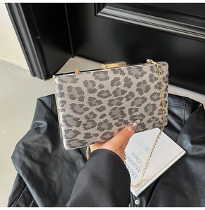Dettaglio macro della borsa leopardata con cornice in metallo dorato e catena