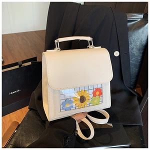 Dettaglio della borsa in pelle PU crema con ricami floreali e finestra in PVC trasparente