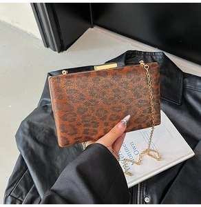 Dettaglio della pochette leopardata con catena dorata e chiusura rettangolare in metallo