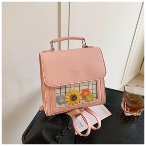 Dettaglio di zaino rosa in pelle PU con finestra trasparente e fiori decorativi 3D
