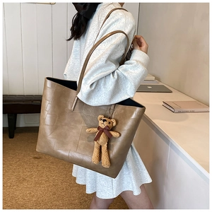Borsa tote vintage marrone con cuciture geometriche e dettaglio ciondolo a forma di orsetto