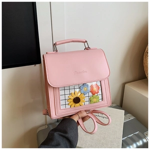 Dettaglio borsa in ecopelle rosa con finestra trasparente e ricami floreali decorativi