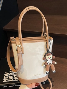 Sac Seau en Cuir PU pour Femmes Couleur Contrastée Motif de Marbre Sac à Bandoulière Avec Pendentif Poupée pour le Quotidien