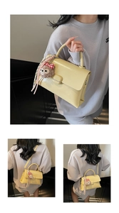 Détail du sac en cuir PU jaune avec pendentif ours en peluche et corde tissée