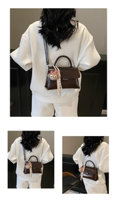 Vues multiples du sac à main en cuir marron foncé avec rabat et détail de breloque en peluche