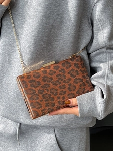 Elegante borsa a mano leopardata rigida con tracolla a catena dorata per eventi e cerimonie
