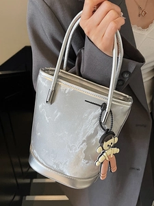 Sac seau argenté chic avec breloque mignonne, idéal pour un style quotidien élégant