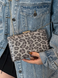 Elegante borsa da sera con stampa leopardata, guscio rigido e catena dorata