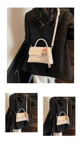 Petit sac blanc minimaliste avec breloque singe et foulard à carreaux rouge et blanc