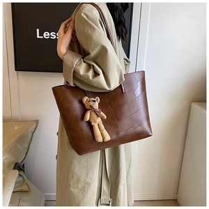 Dettaglio della borsa tote in pelle marrone con cuciture patchwork rettangolari irregolari