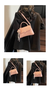 Sac bandoulière en cuir rose avec sangle réglable et breloque peluche sur fond noir