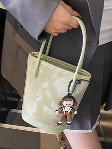 Sac seau chic motif marbre vert clair avec poignée en cuir et pendentif décoratif