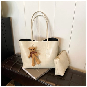 Dettaglio set borsa tote patchwork bianco crema con pochette coordinata e ciondolo orsetto