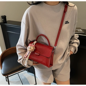 Sac bandoulière en cuir rouge avec poignée et breloque en peluche pour femme
