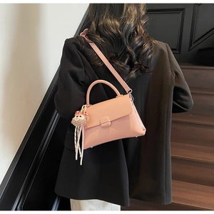 Sac bandoulière en cuir rose PU avec breloque singe en peluche et ruban rayé élégant