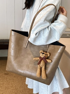 Borsa tote vintage marrone in pelle con trama patchwork e ciondolo orsetto in maglia