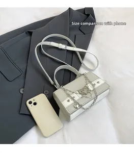 Détail du sac à bandoulière blanc cassé avec boucle cœur et chaîne, pour taille réelle