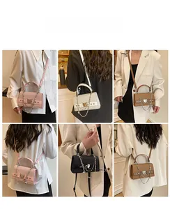 Photos détaillées de modèles portant des sacs à chaîne en forme de cœur en rose et blanc
