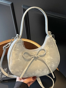 Sac hobo demi-lune argenté avec détail nœud minimaliste et bandoulière amovible
