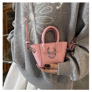 Dettaglio mini borsa in pelle rosa con anello in metallo argento e logo impresso