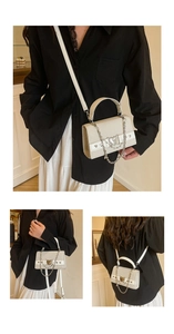 Détail du sac bandoulière blanc cassé avec fermoir coeur en métal argenté et bandoulière chaîne