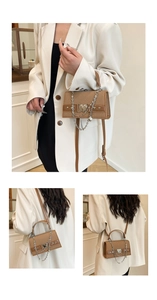 Détail d'un mini sac tressé marron avec boucle coeur argentée et bretelles en chaîne