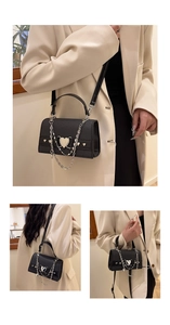 Détails du mini sac bandoulière noir avec fermoir cœur argenté et chaînes métalliques