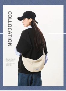 Vue détaillée du sac croissant en nylon beige porté en bandoulière avec patch et texture