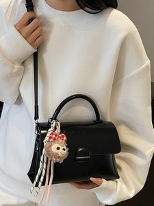 Petit sac à main carré classique en cuir brillant noir avec charmant petit singe en peluche