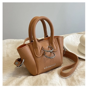 Dettaglio ravvicinato della mini borsa in pelle marrone con grana litchi e logo argento