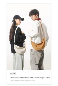 Détail du sac bandoulière en nylon sur modèles montrant la taille et l'ajustement