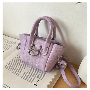 Dettaglio della trama litchi viola chiaro su una mini borsa a mano alla moda