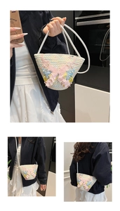 Detailansicht der handgewebten Beuteltasche mit bunten 3D-Stoffschmetterlingen und Blumen