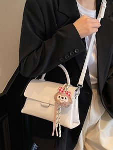 Sac bandoulière blanc en cuir brillant avec breloque peluche et poignée supérieure