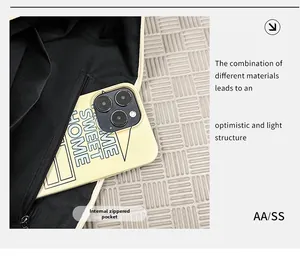 Détail de l'intérieur du sac en nylon avec doublure noire, poche zippée et porte-téléphone