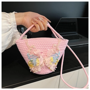 Detail der rosa geflochtenen Beuteltasche mit Spitze, 3D-Blütenblättern und Perlenakzenten