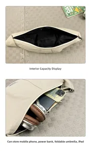 Détail de l'intérieur du sac besace beige montrant sa grande capacité pour iPad et mobile
