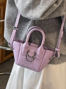 Mini borsa a tracolla viola in pelle con anelli argento e tracolla alla moda