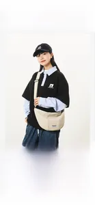 Sac croissant en nylon beige porté par un mannequin de 165 cm pour un style streetwear