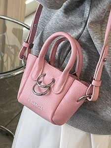 Mini borsa a tracolla in pelle rosa con grana litchi, anelli in metallo e manico superiore