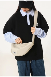 Vue détaillée du sac croissant en nylon beige avec étiquette CHUANGMI et coutures