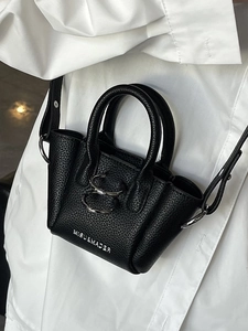 Mini borsa a mano nera motivo litchi con anelli argentati e tracolla sottile trendy