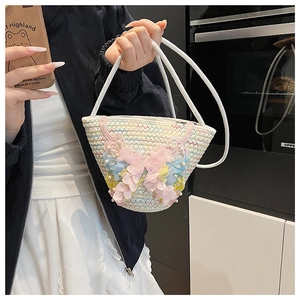 Detail der süßen geflochtenen Beuteltasche mit 3D-Schmetterling und Perlenverzierung